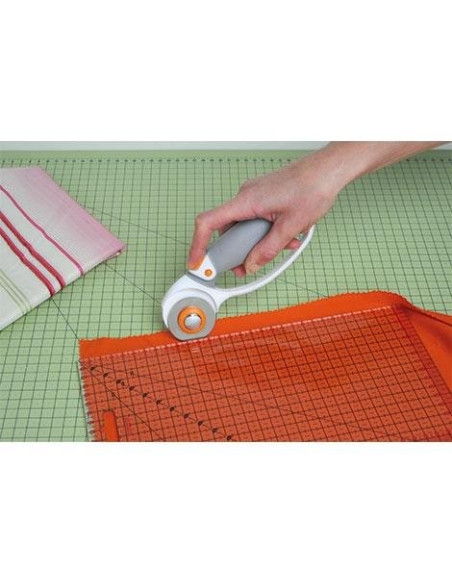 Cutter rotatorio fiscars, Lia Griffith