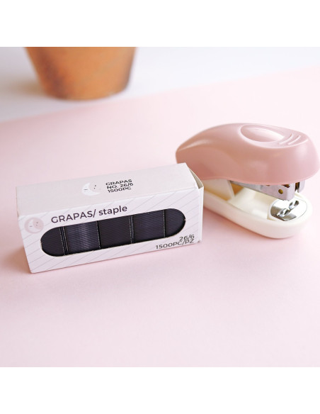 Grapadora con grapas, Alúa Cid