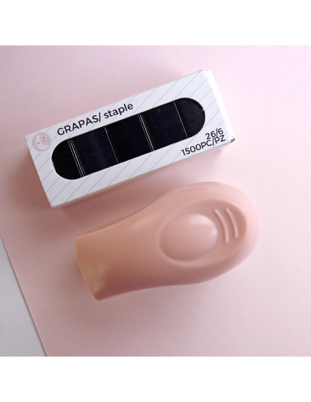 Grapadora con grapas, Alúa Cid