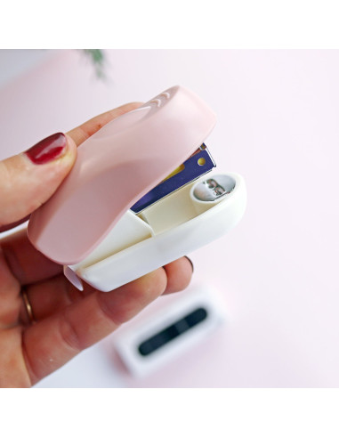 Grapadora con grapas, Alúa Cid