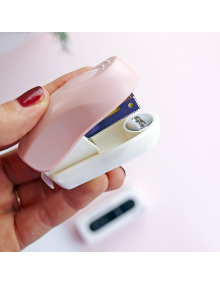 Grapadora con grapas, Alúa Cid