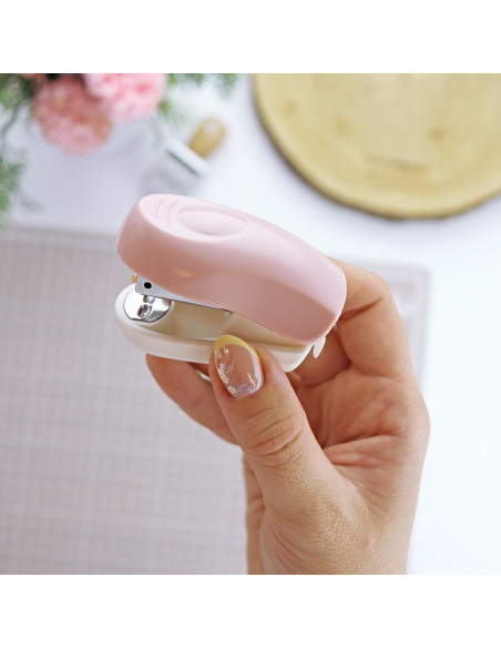 Grapadora con grapas, de Alúa Cid